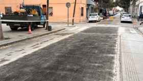 Actuación de asfaltado en una calle de Badalona