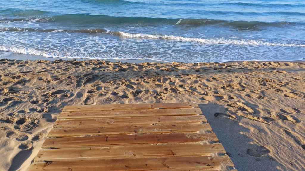 La playa de Gavà con efectos visibles de la regresión del mar