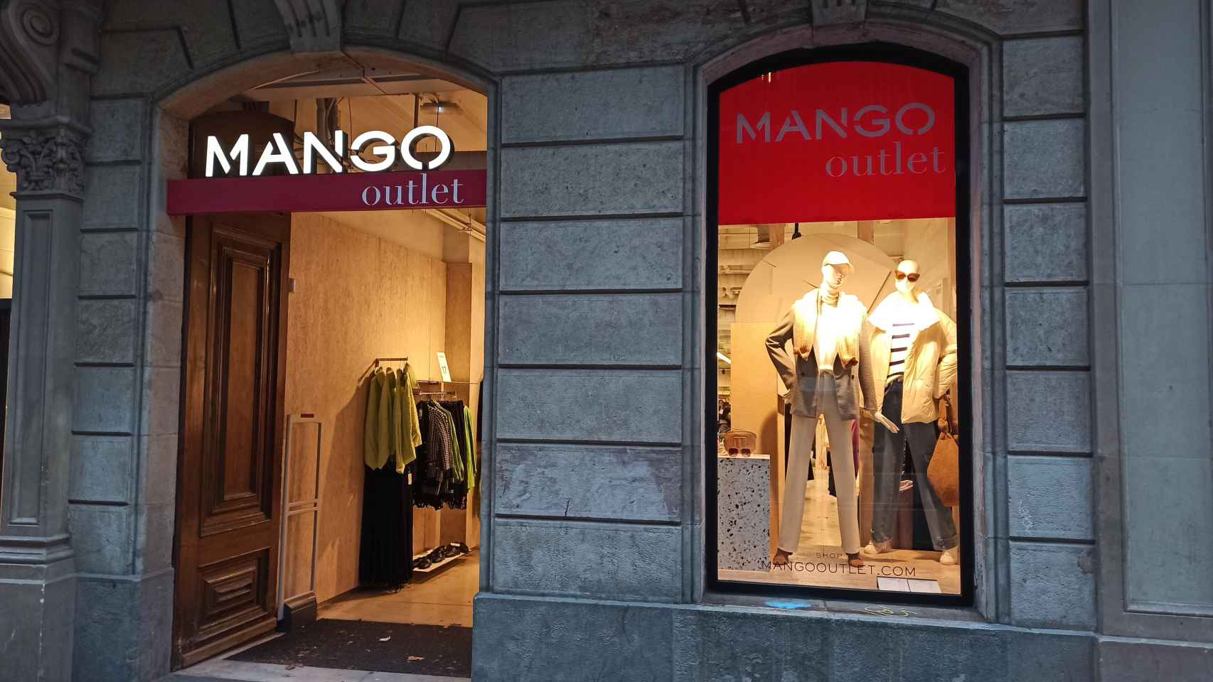 Entrada del 'outlet' de la firma de ropa Mango en Barcelona