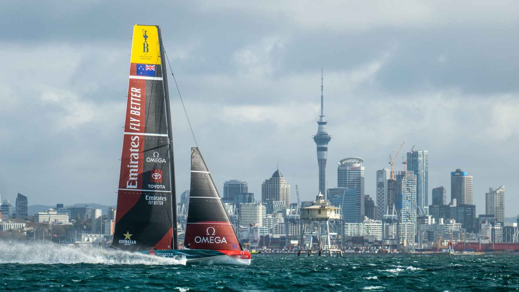 Una embarcación de la Copa América de vela surca las aguas de Nueva Zelanda