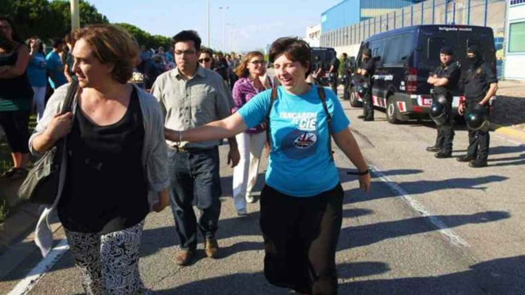 La exalcaldesa Ada Colau durante una manifestación por el cierre del CIE de Zona Franca