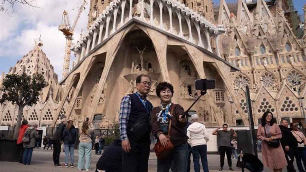 Dos turistas en la Sagrada Família de Barcelona