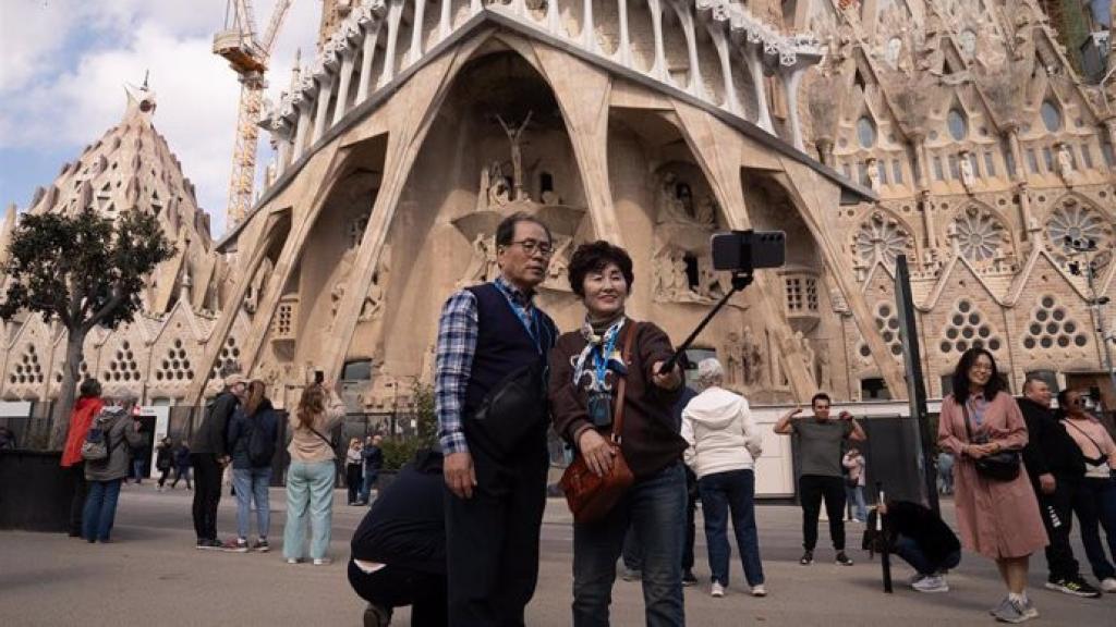 Dos turistas en la Sagrada Família de Barcelona