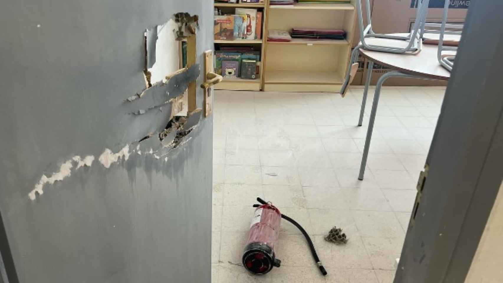 Interior del colegio Sant Jordi de Badalona tras el robo