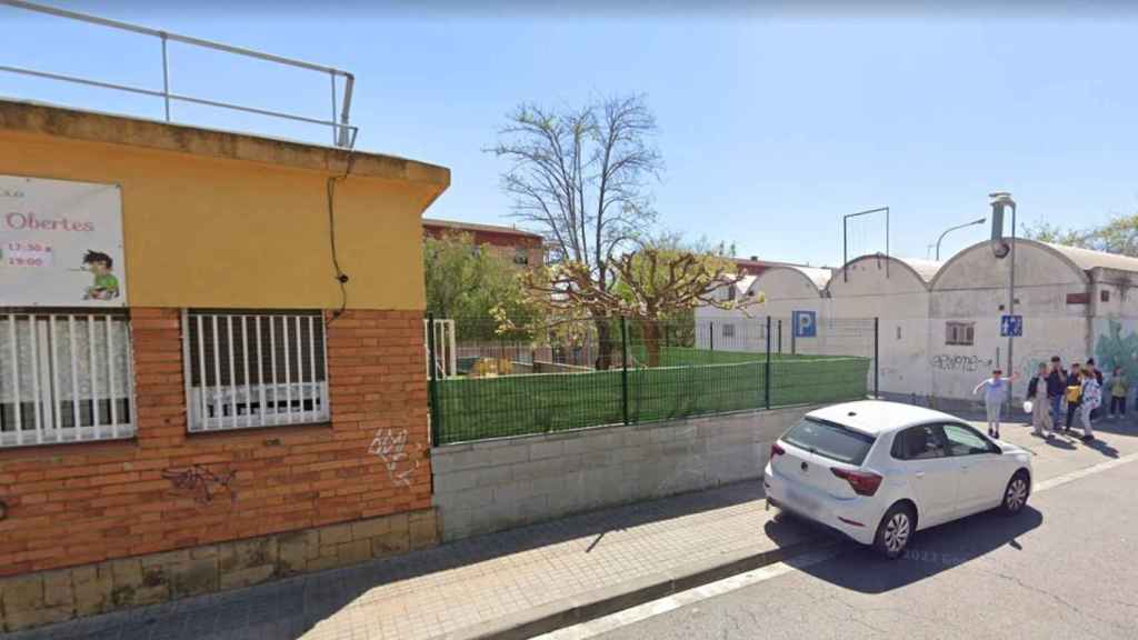 Exterior del colegio Sant Jordi de Badalona
