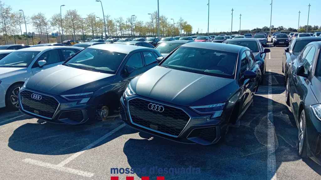 Coches sin neumáticos ni llantas tras el robo