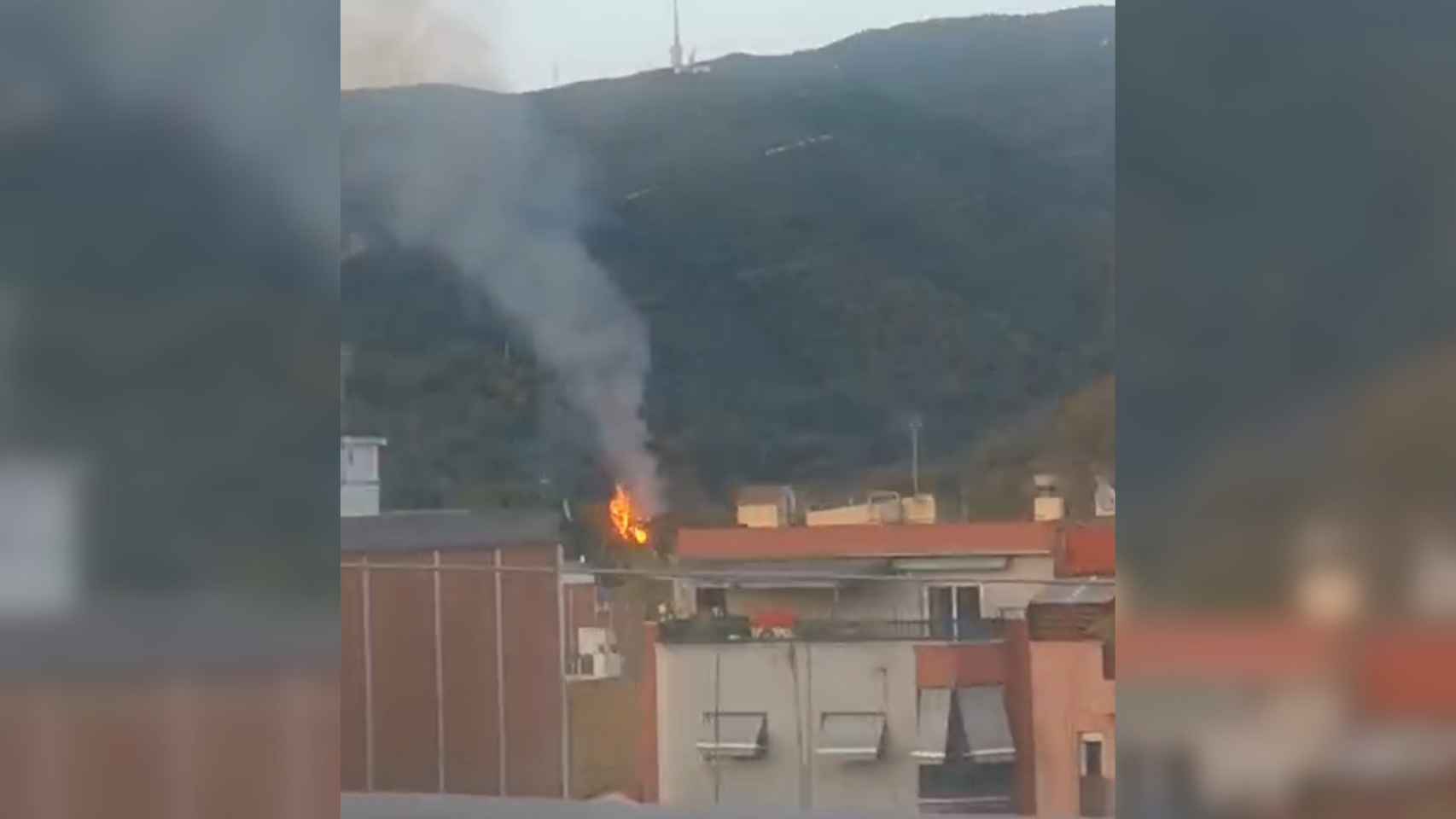 Los bomberos luchan por apagar un incendio entre Santa Coloma y Montcada