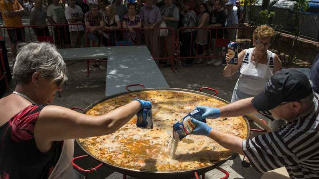 Paellada popular en el Riu Nord de Santa Coloma