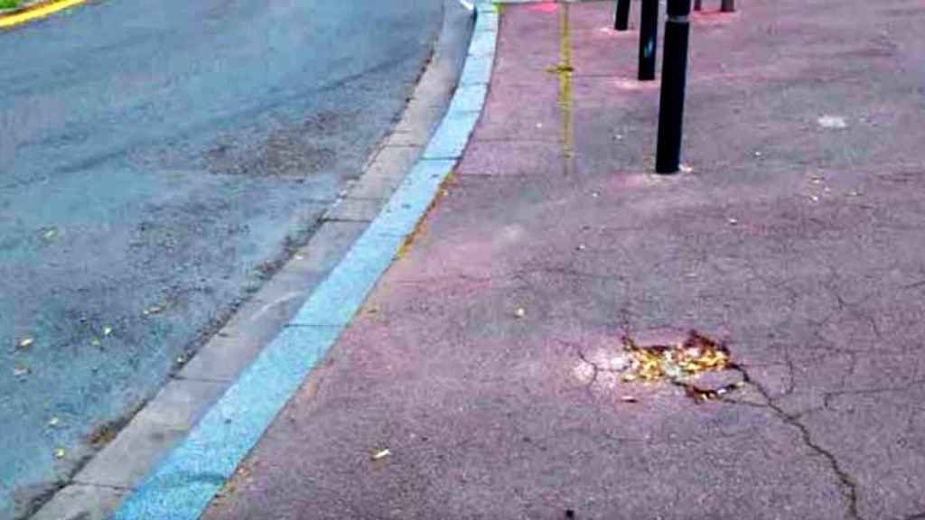 Desperfecto sobre la acera en la avenida de Rio de Janeiro