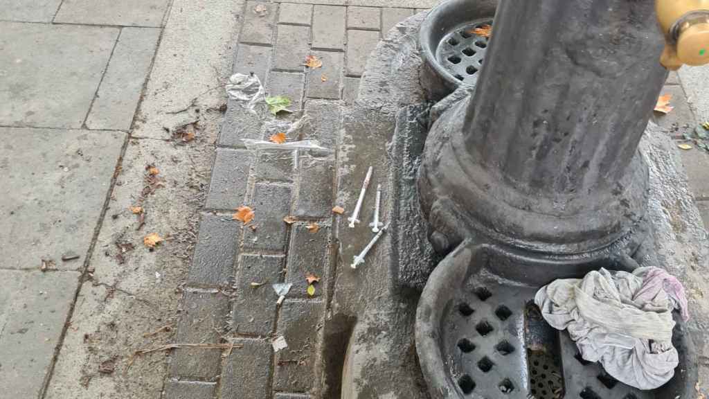 Jeringuillas en una fuente de agua del barrio del Raval