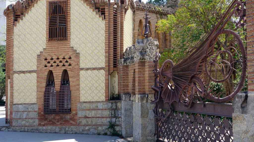 Dragón de hierro de Antoni Gaudí en la puerta de entrada del Palacio de Pedralbes