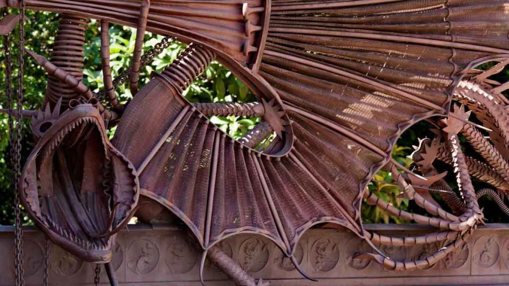 Dragón de hierro de Antoni Gaudí en la puerta de entrada del Palacio de Pedralbes