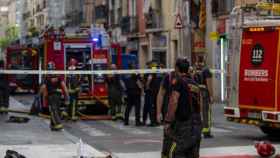 Varias dotaciones de Bomberos trabajando en un incendio en Barcelona