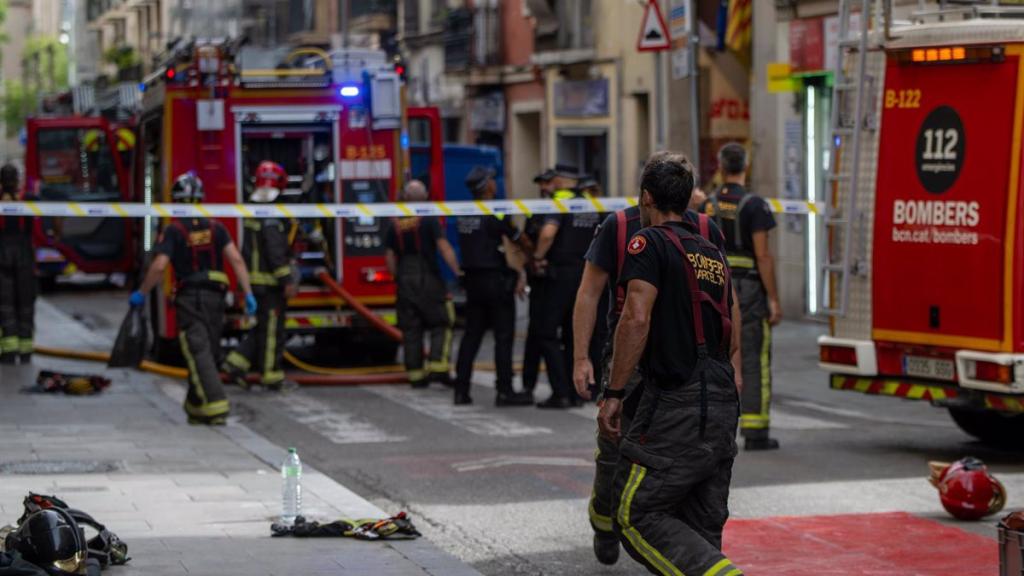 Varias dotaciones de Bomberos trabajando en un incendio