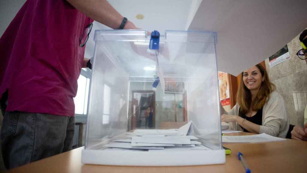 Una persona ejerce su derecho a voto en un colegio electoral