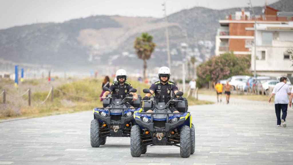 Agentes de la Policía Local de Castelldefels patrullando en quads por el paseo Marítimo