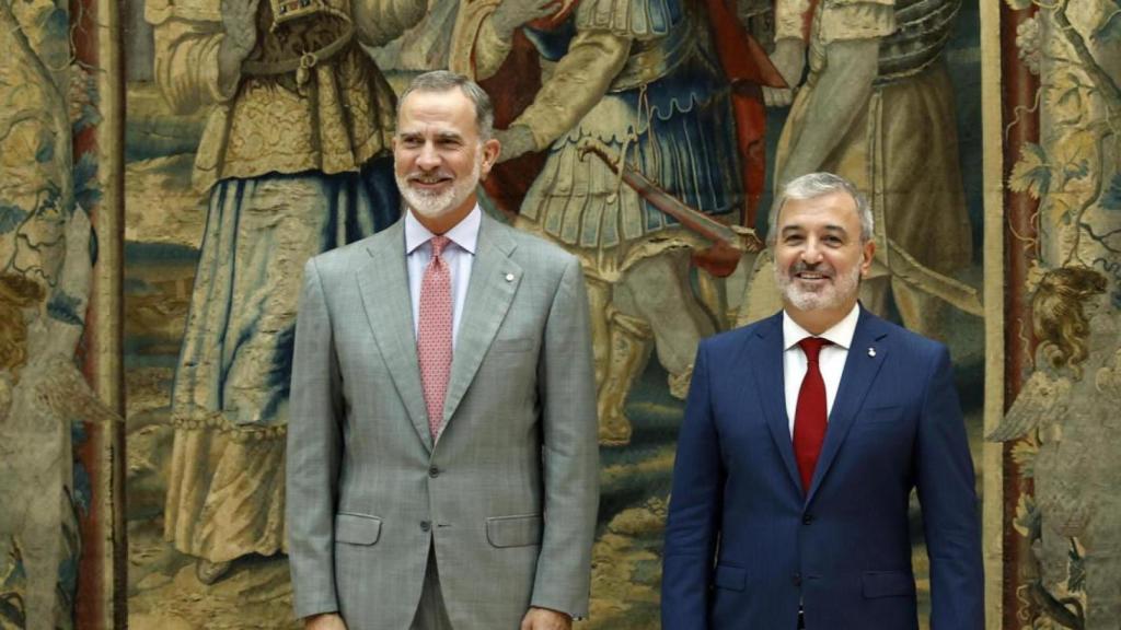 El rey Felipe VI y el alcalde de Barcelona Jaume Collboni