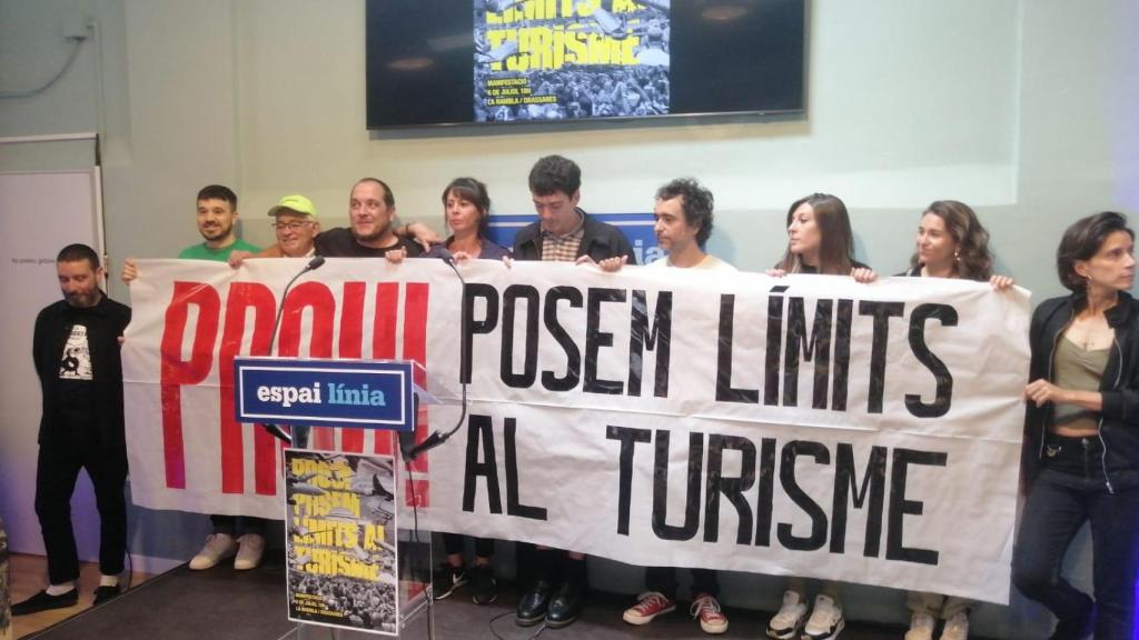 Activistas en la rueda de prensa para presentar la manifestación contra el turismo masivo en Barcelona