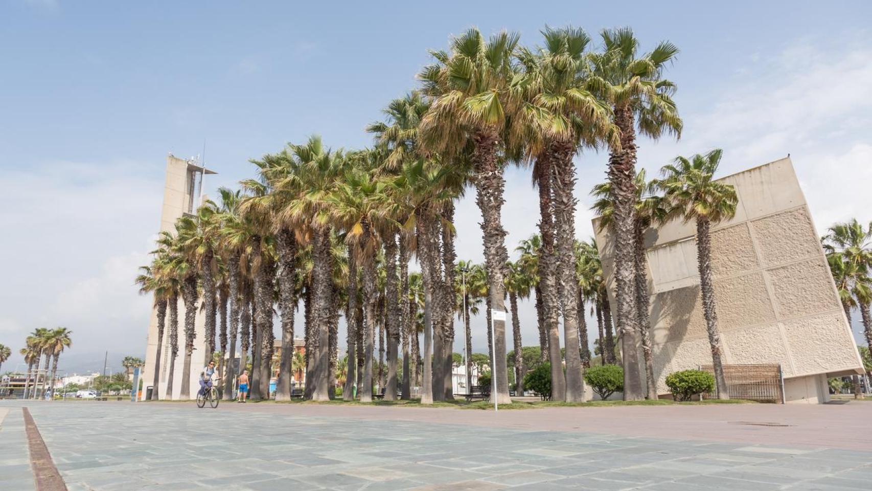 Plaza de las Palmeras, en el paseo marítimo de Castelldefels