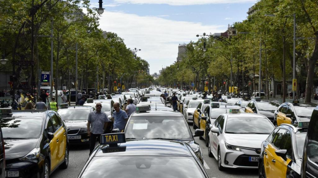 Concentración de Taxis en el paseo de Gracia de Barcelona durante una marcha lenta hasta la Delegación del Gobierno contra la liberalización de los VTC