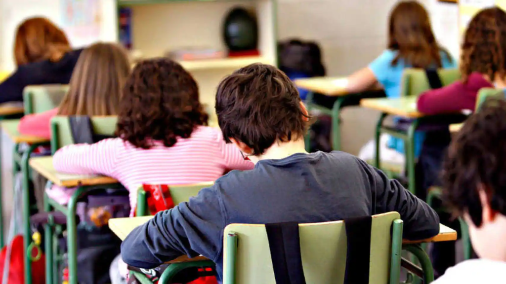 Imagen de varios niños en un aula