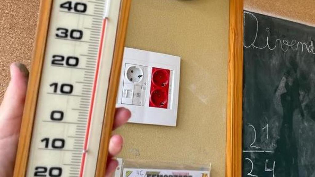 El termómetro marca los 40 grados en un aula de la Escuela La Carpa
