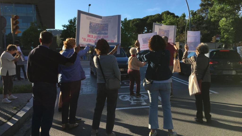 Manifestantes cortan el tráfico en la calle de John M. Keynes