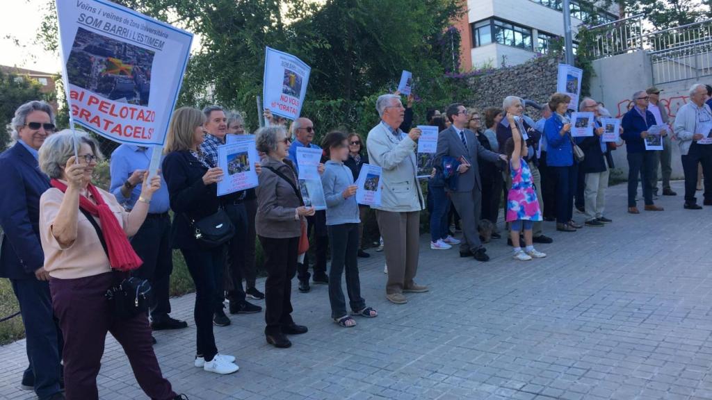 Vecinos de Les Corts durante la protesta