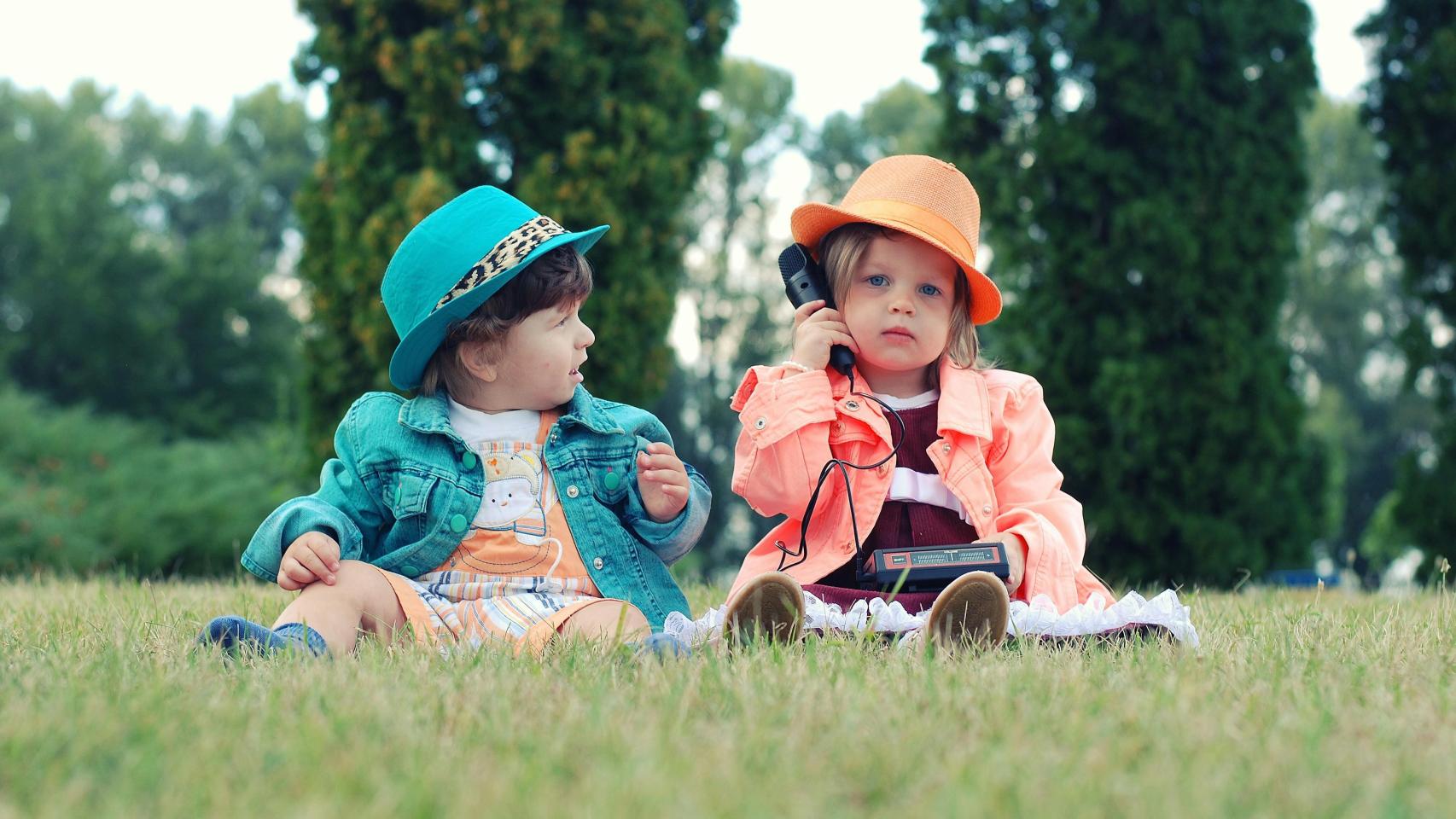 Dos bebés en un parque