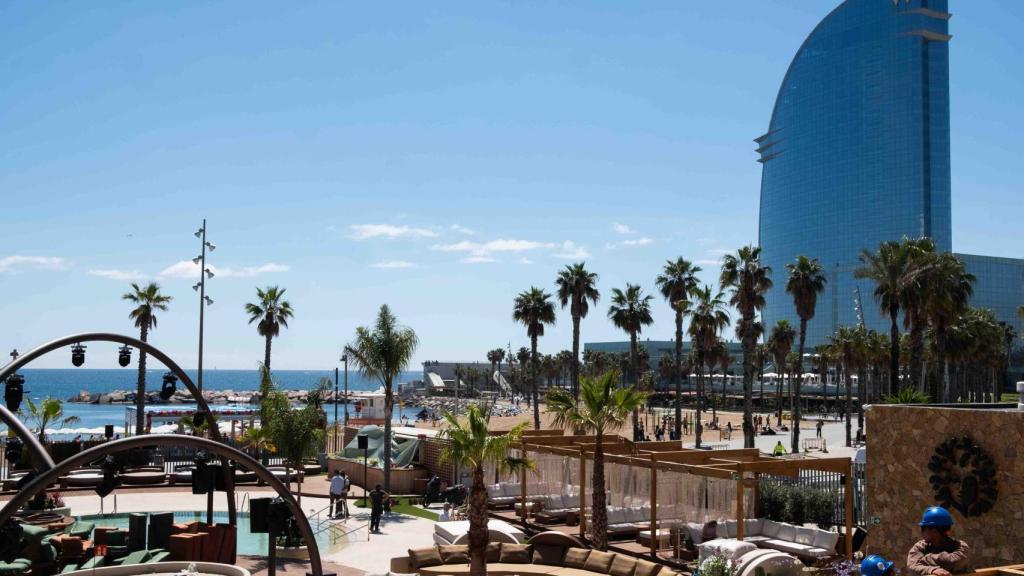 El nuevo Bastian Beach Club Barceloneta con el Hotel W de fondo