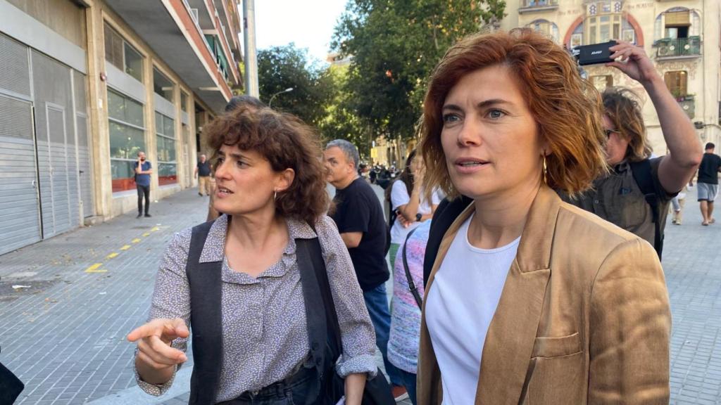Elisenda Alamany y Eva Baró a su llegada al Orfeó Martinenc, en Barcelona
