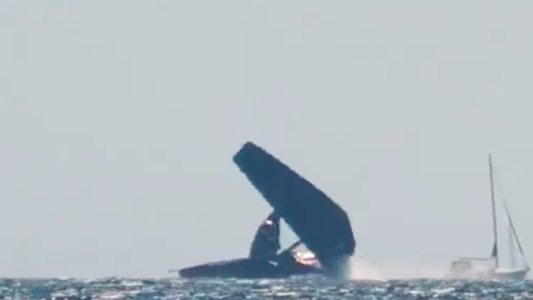 Accidente del velero del equipo suizo de la Copa América en la costa de Barcelona