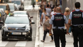Dos agentes de los mossos patrullando Barcelona a pie