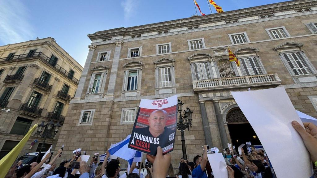 Varias docenas de personas se concentran frente a la plaza Sant Jaume en apoyo a Israel