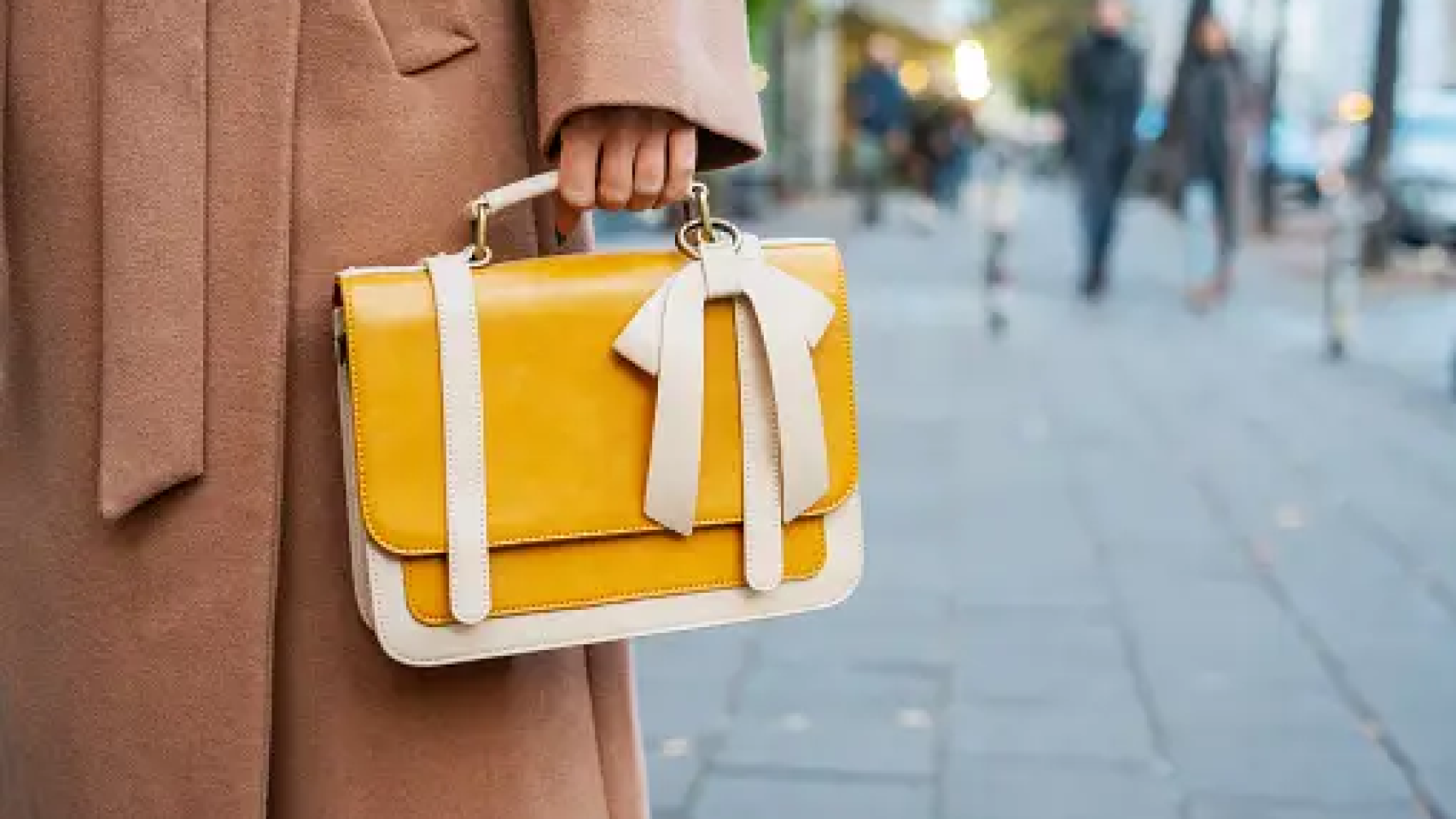 Imagen archivo de una chica con un bolso