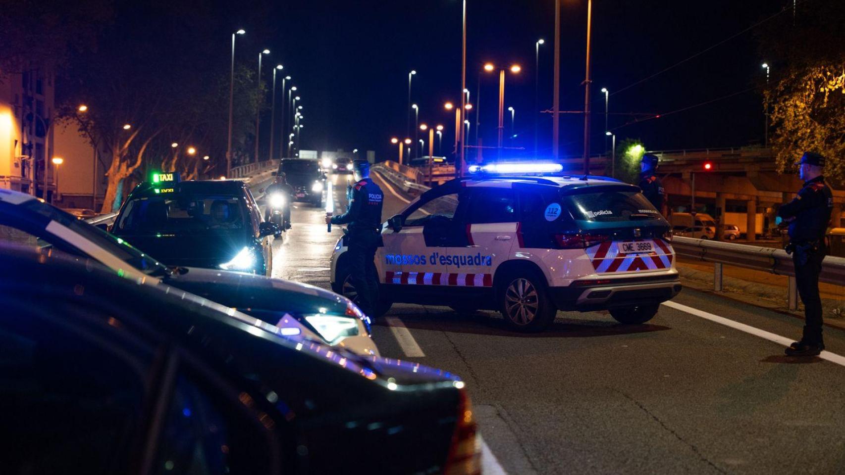 Imagen de archivo de unos agentes de los Mossos d'Esquadra en un control de tráfico