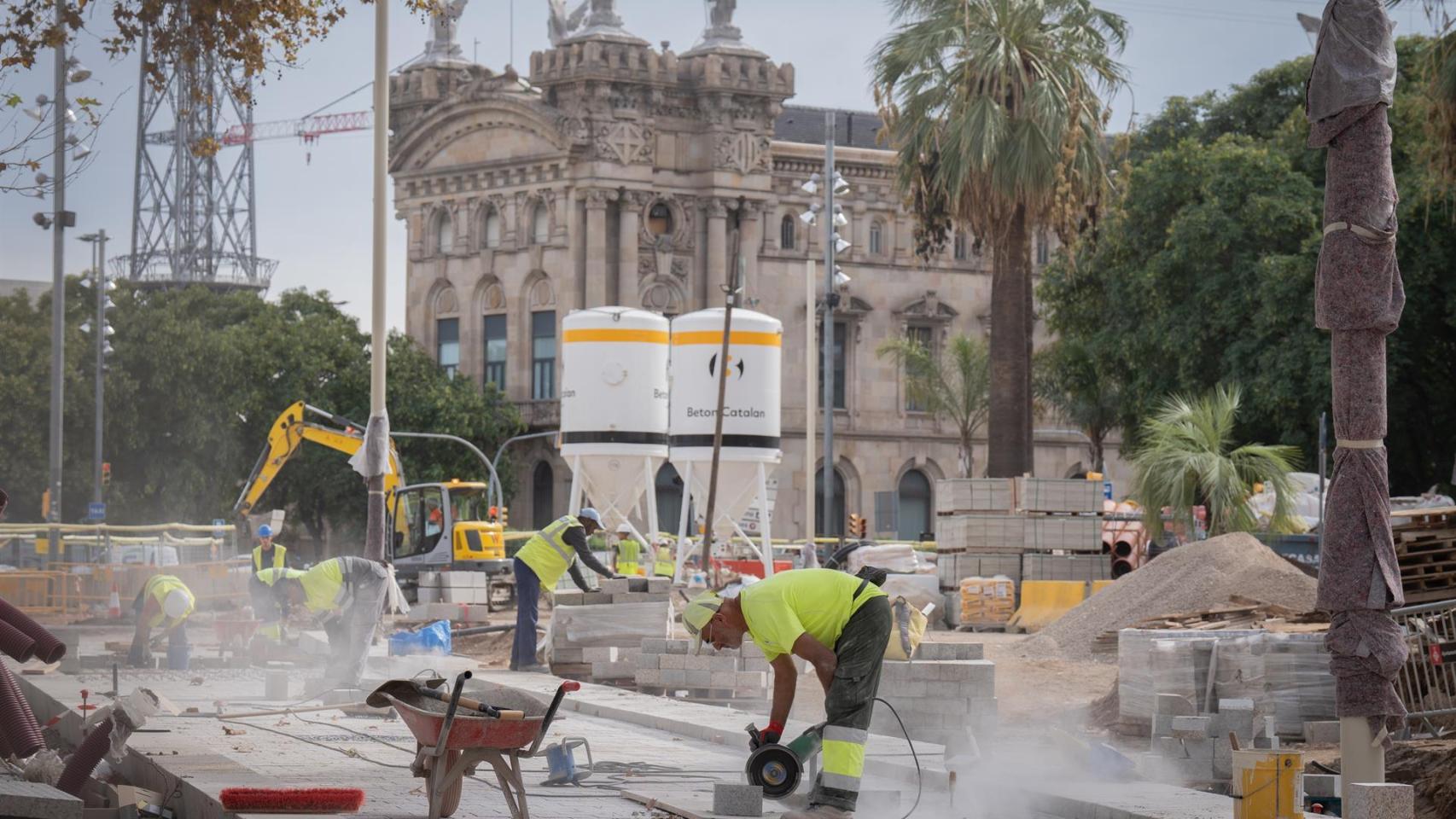 Trabajadores realizando obras en el primer tramo de la Rambla de Barcelona