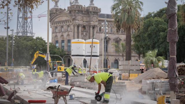 Trabajadores realizando obras en el primer tramo de la Rambla de Barcelona