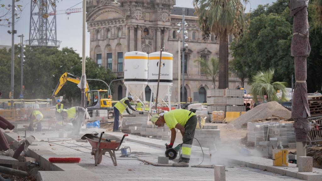 Trabajadores realizando obras en el primer tramo de la Rambla de Barcelona