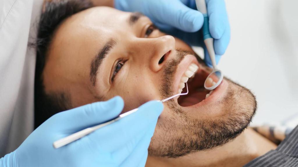 Un hombre se somete a una limpieza dental
