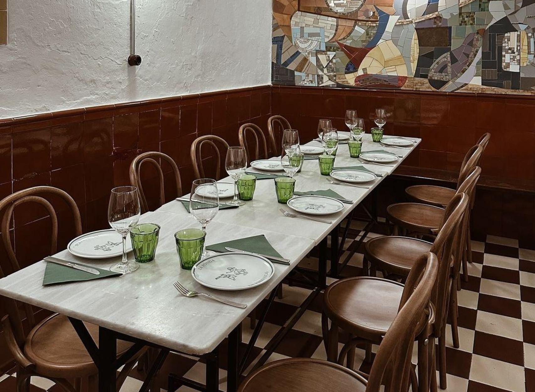 Interior del nuevo restaurante de Mantequerías Pirenaicas de Gràcia, al estilo taberna