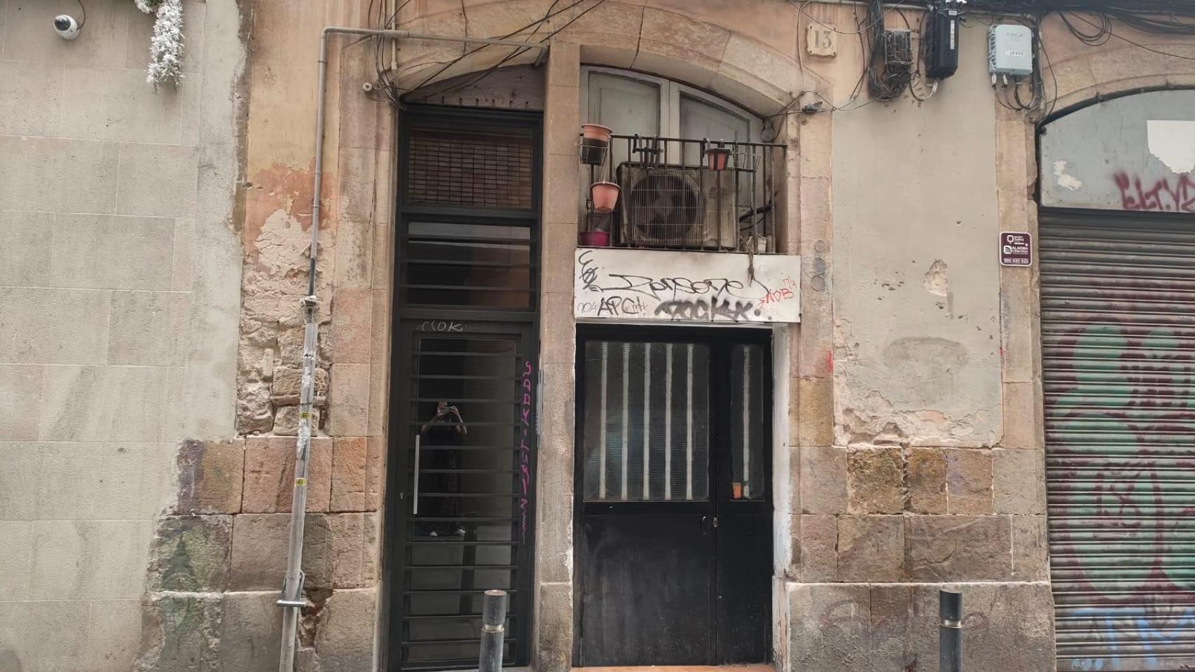 Exterior del bloque de pisos de la calle de la Reina Amàlia