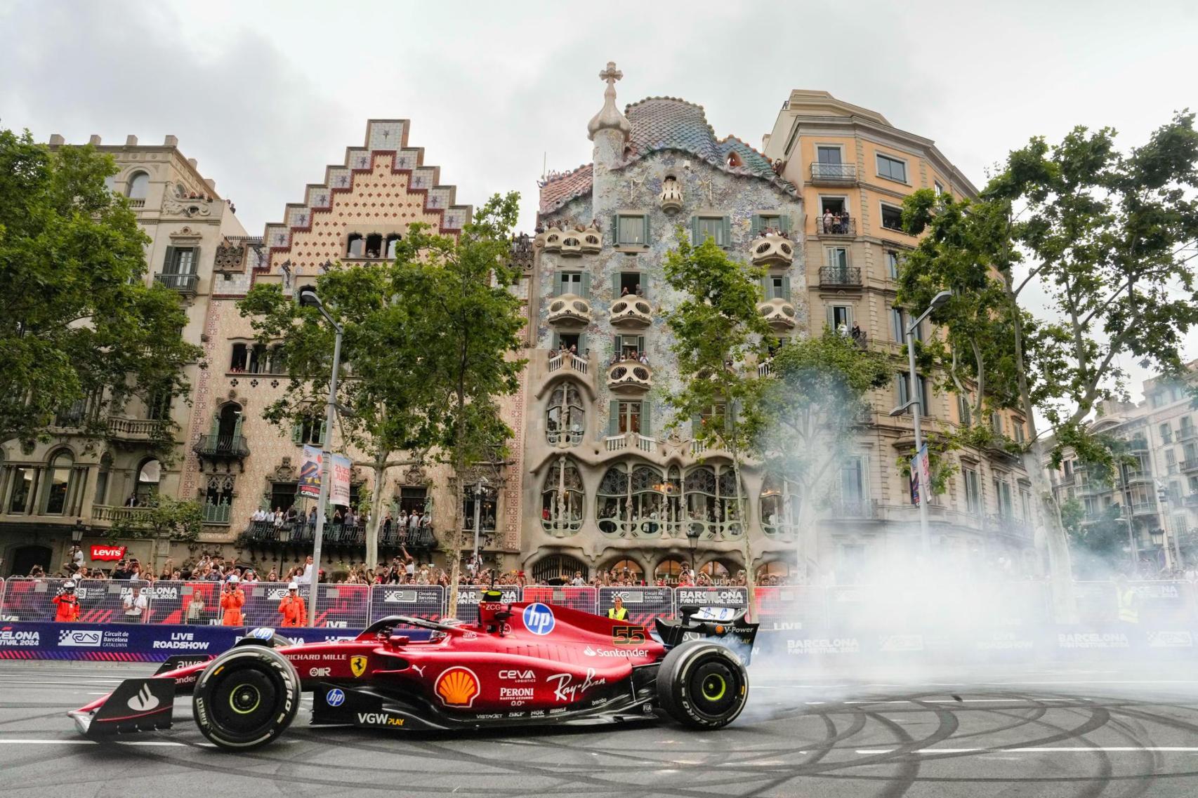 Un coche de la Fórmula 1 circula por delante de la Casa Batlló, en el paseo de Gràcia