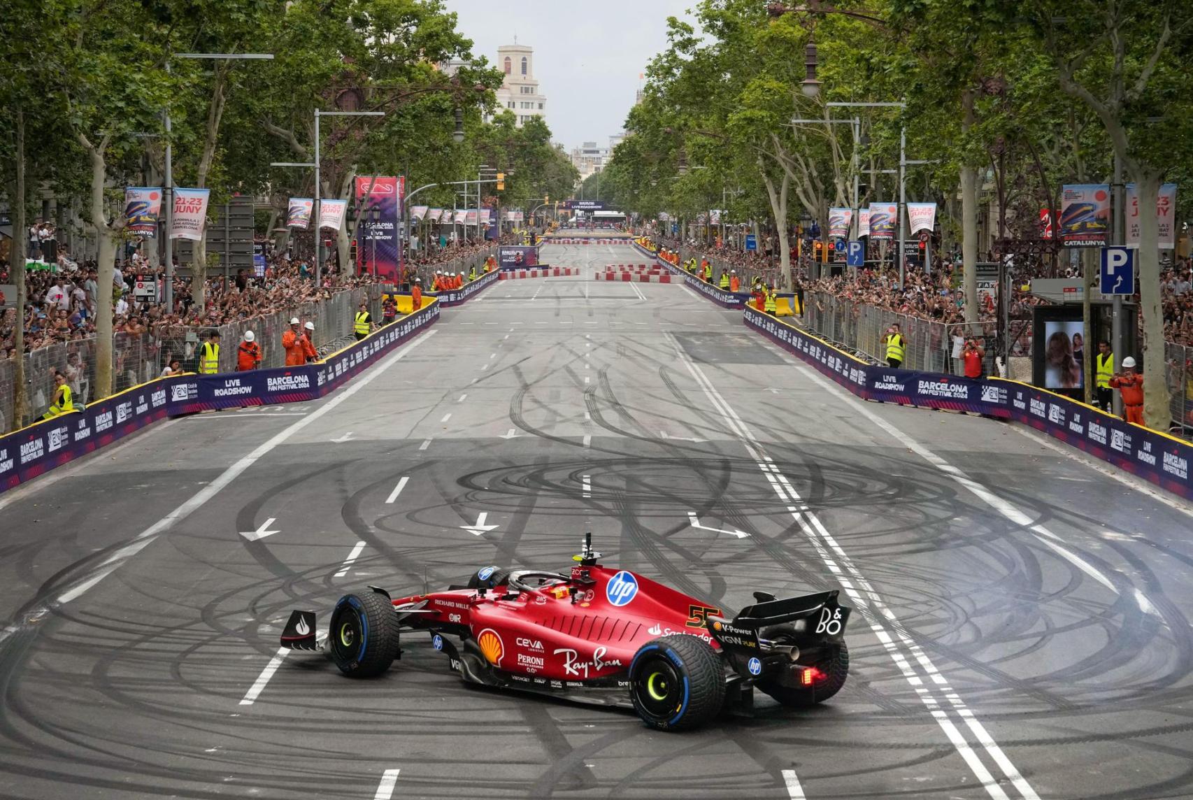 Un coche de la Fórmula 1 circula por el paseo de Gràcia
