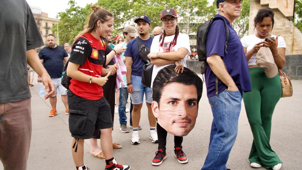 Los fans esperan desde primera hora de la mañana para ver a Carlos Sainz en el road show
