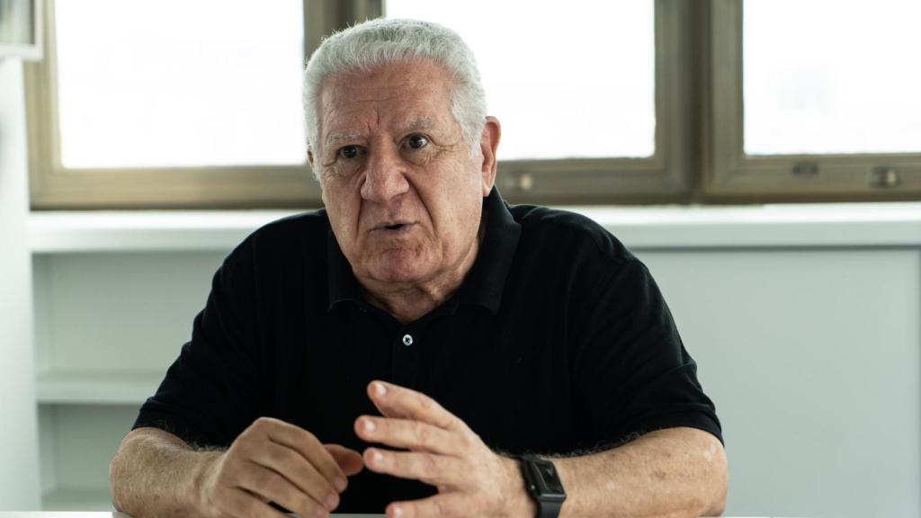 Lluís Bassat, en su oficina, durante la entrevista con 'Metrópoli'