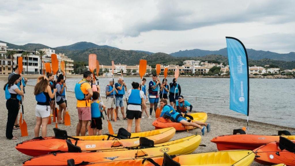 Voluntarios en una playa del Mediterráneo por los Blueway days