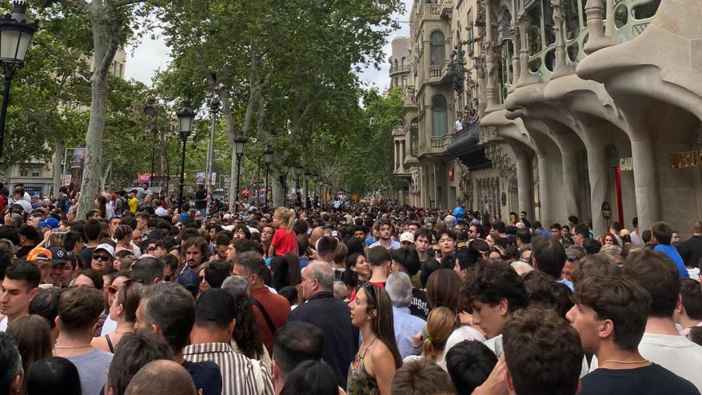 Grandes aglomeraciones en el paseo e Gràcia