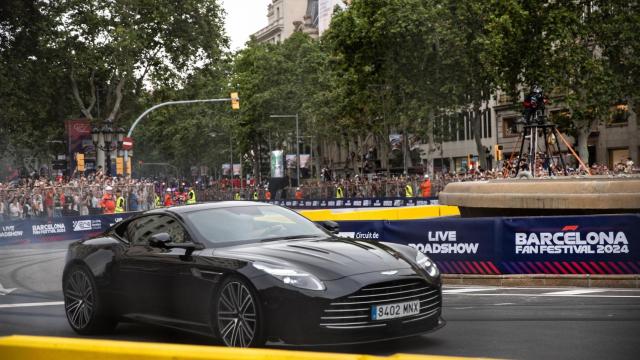 Un Aston Martin en paseo de Gràcia