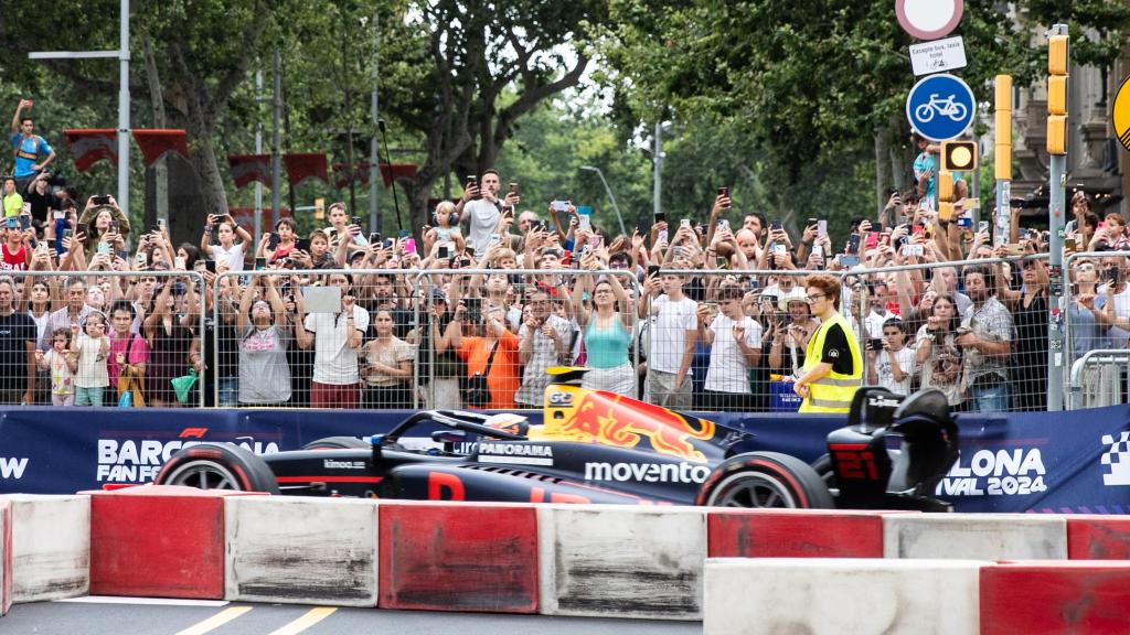 Miles de espectadores disfrutan de la exhibición de la Fórmula 1 en el paseo de Gràcia
